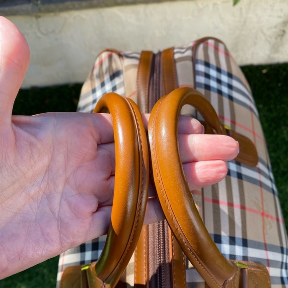 Burberry’s Check duffle bag - Picture 5 of 13